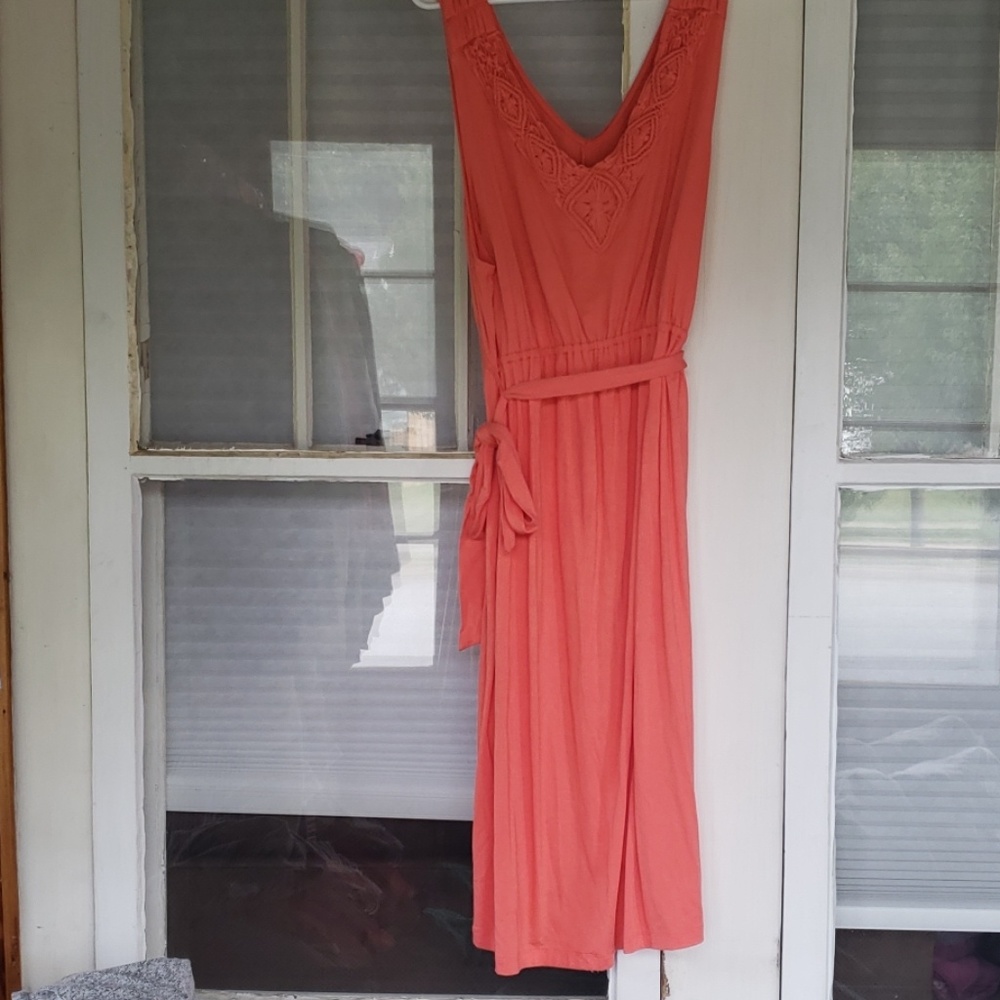 Liz Lange Tie Waist V Neck Maternity Dress